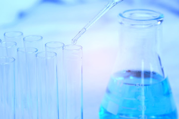 The hands of researchers, he experimented with antibiotics in the lab of the hospital.
