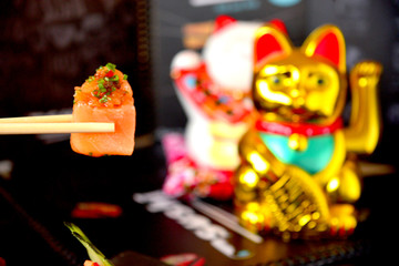 Sushi rolls de japón, comida tradicinal asiatica gourmet