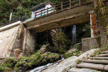橋の向こうの滝から流れる川