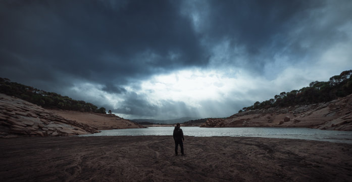 Paisaje con persona anonima en el fondo