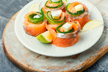 Rolls of salmon with cream cheese