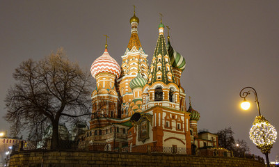 Fototapeta na wymiar St. Basil's cathedral in Moscow