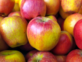 Fototapeta na wymiar red and yellow fresh sweet apple put on street fruits shop