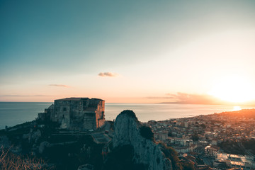 Roccella Jonica, vista aerea della città calabrese con il mare, la spiaggia e il castello.