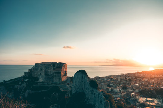 Roccella Jonica, vista aerea della citt&agrave; calabrese con il mare, la spiaggia e il castello.