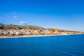 Fototapeta na wymiar Roccella Jonica, vista aerea della città calabrese con il mare, la spiaggia e il castello.