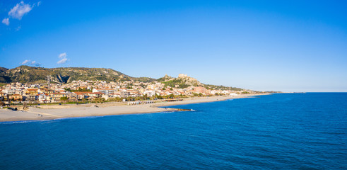 Fototapeta na wymiar Roccella Jonica, vista aerea della città calabrese con il mare, la spiaggia e il castello.