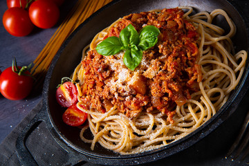 wholegrain spaghetti with tomato sauce and minced meat