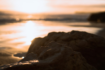 Obraz premium Atardecer en la playa con el sol en el horizonte