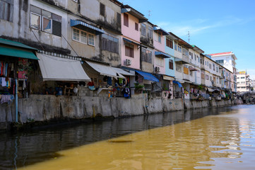 Habitations sur un canal de Bangkok