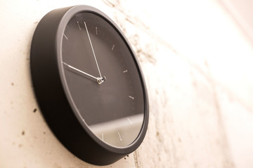 Black simple round wall clock