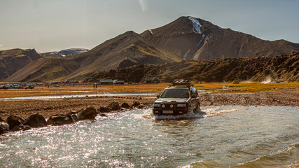 car on the river © Thomas Heitz