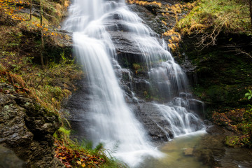 Fototapeta na wymiar Wasserfall im Wald