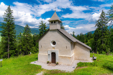 Kapelle St. Salvador in Innichen in Südtirol wartet auf Wanderer