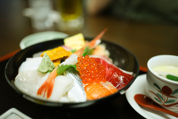 豪華な海鮮丼