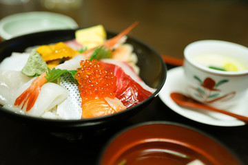 豪華な海鮮丼