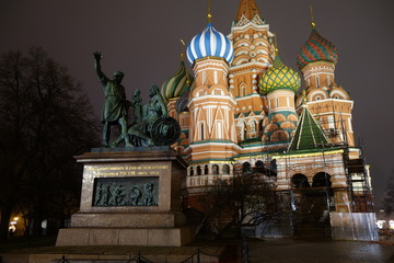 Fototapeta na wymiar minin and pozharsky monument and st basils cathedral on red square in moscow at night in winter