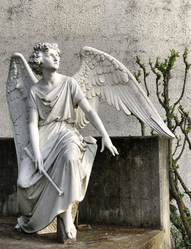 An angel statue with wings