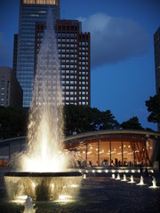 Fototapeta premium 東京都の夜景 和田倉噴水公園のライトアップ