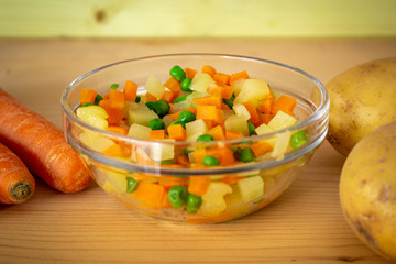 ingredienti per insalata russa tagliati a cubetti