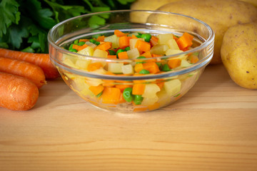 ingredienti per insalata russa tagliati a cubetti