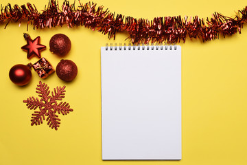 Obraz premium Christmas decoration on the desk with blank note pad, to do list