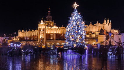 Fototapeta na wymiar Christmas market and christmas tree - Krakow- Poland