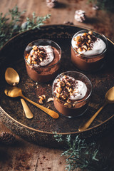 Petits Pots de Crème au Chocolat Vegan, Mousse au lait de coco et Noisettes.