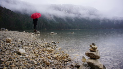 Wanderung um den Eibsee am Fuß der Zugspitze. Umgeben von grünen Tannen, Steinstrand und...