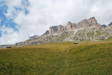 Fototapeta na wymiar Passo Pordoi sulle Dolomiti