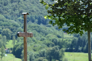 Croce cattolica di legno in esterno