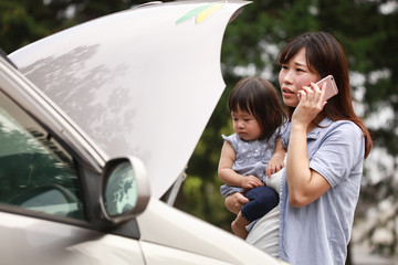 車が故障した母親と女の子
