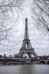 Fototapeta na wymiar view from the embankment of the Eiffel Tower