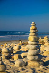 Fototapeta na wymiar Skulptur aus Steine an der Küste; Monterey Kalifornien