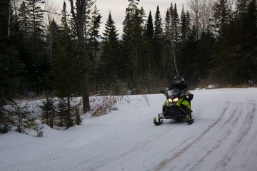 Motoneige dans un sentier au Canada