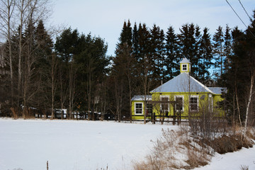 Fototapeta na wymiar Vieille maison canadienne en hiver