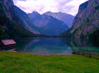 Wunderschöne Landschaft mit blauem Gewässer im tiefen Bayern / Beautiful landscape in Bavaria