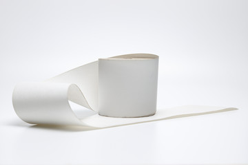 Kassenbon, Kassenrolle, Thermopapier, Beleg, Belegrolle auf weißen isolierten Hintergrund, Belegpflicht, Kassenbonpflicht