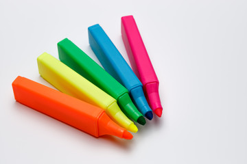 Textmarker oder Highlighter in blau, rot, gelb, neon, pink und grün gefächert, als Fächer,...