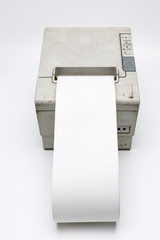 Alter gebrauchter Kassenbon Drucker mit geöffneter Klappe mit Papier Rolle mit Copy Space, Thermopapier rostige Zacken, dreckig und gebraucht, 