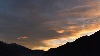 Tramonto con favolose nuvole gialle e bianche con giochi di luce