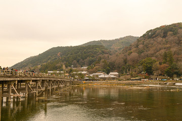 京都 渡月橋 くもり
