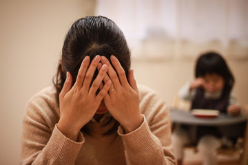 子育てに悩む母親