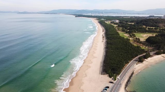 どこまでも続く波打ち際 白い砂浜 ビーチ 波 空撮 高高度 右にトラック 海の中道海岸_v87_00616(DJI_0007_1_MOV)
