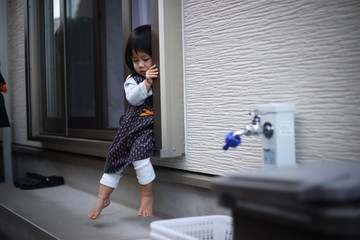 一人で外に出ようとする女の子