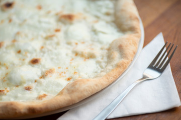 pizza bianca con forchetta