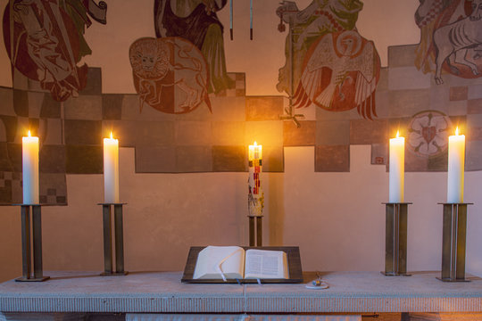 warmer, softer Kerzenschein und Lichterglanz im Altarraum einer Kirche mit Weihnachtsbaum