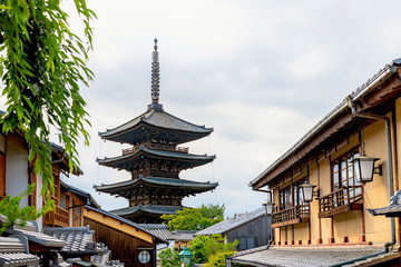 Fototapeta na wymiar 古都京都 八坂の塔と東山の町並み