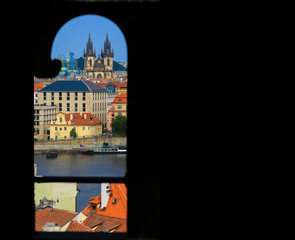 Obraz premium View of the Tyn church and the Vltava river. Prague