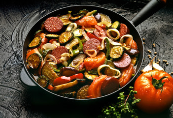 Gemüsepfanne mit Wurstscheiben